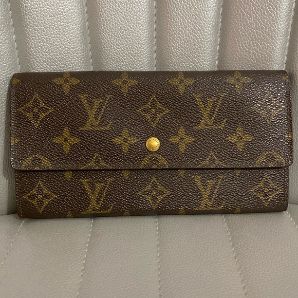Louis Vuitton Monogram Sarah Wallet - Picture 2 of 16